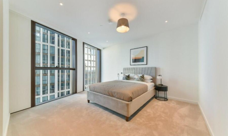 3 bedroom 2 bathroom apartment One Thames City, London, SW8