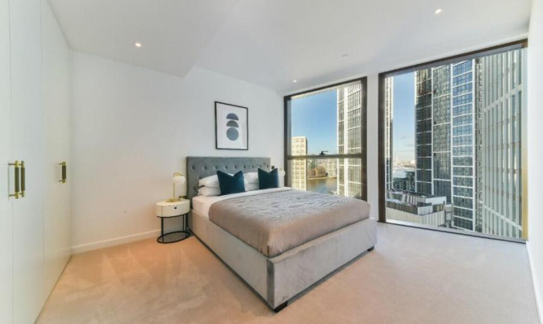 3 bedroom 2 bathroom apartment One Thames City, London, SW8