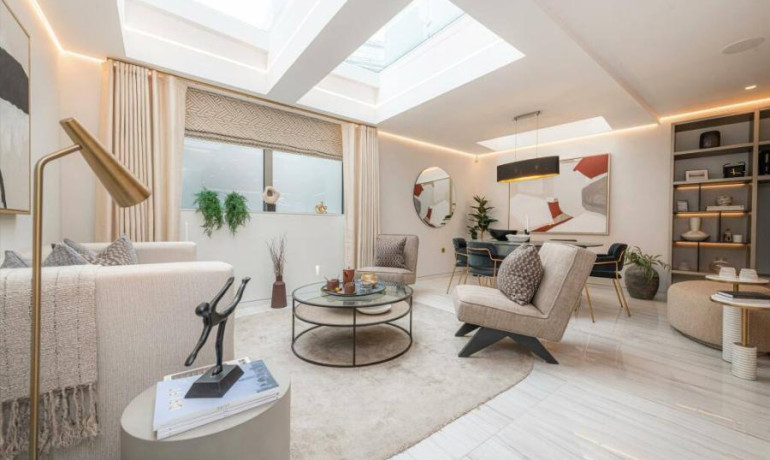 3 bedroom 2 bathroom home 15 South Molton Street, London W1K 5RX