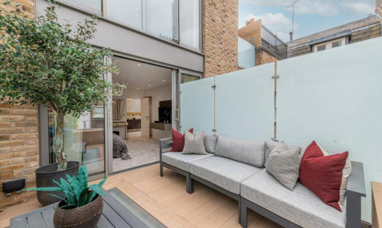 3 bedroom 2 bathroom home 15 South Molton Street, London W1K 5RX