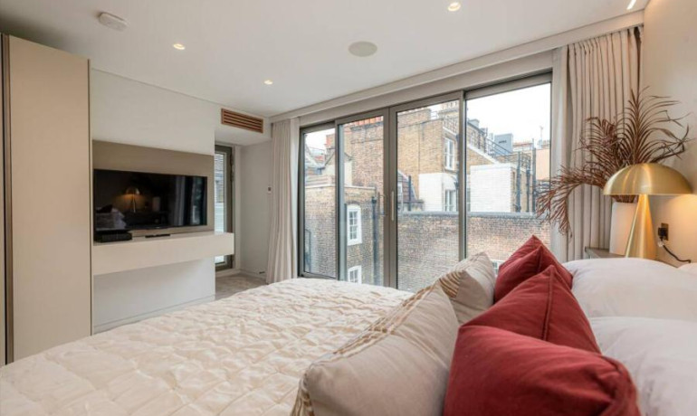 3 bedroom 2 bathroom home 15 South Molton Street, London W1K 5RX