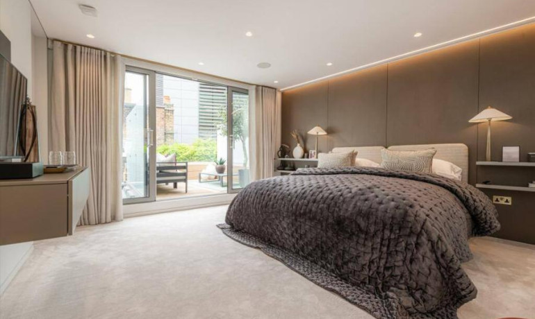 3 bedroom 2 bathroom home 15 South Molton Street, London W1K 5RX