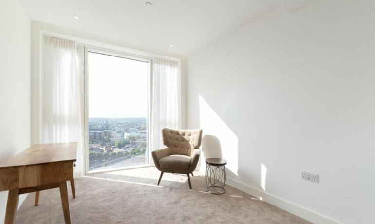 3 bedroom 3 bathroom apartment 150 Vaughan Way, E1W