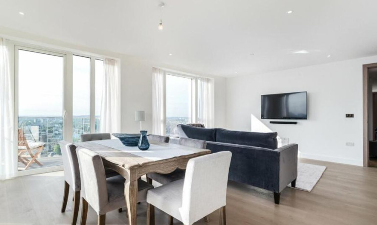 3 bedroom 3 bathroom apartment 150 Vaughan Way, E1W