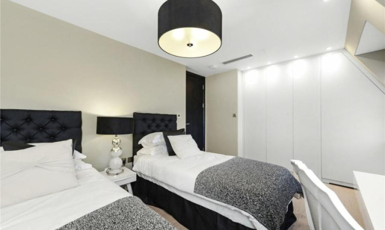 3 bedroom 3 bathroom apartment St. Johns Wood Park, London, NW8